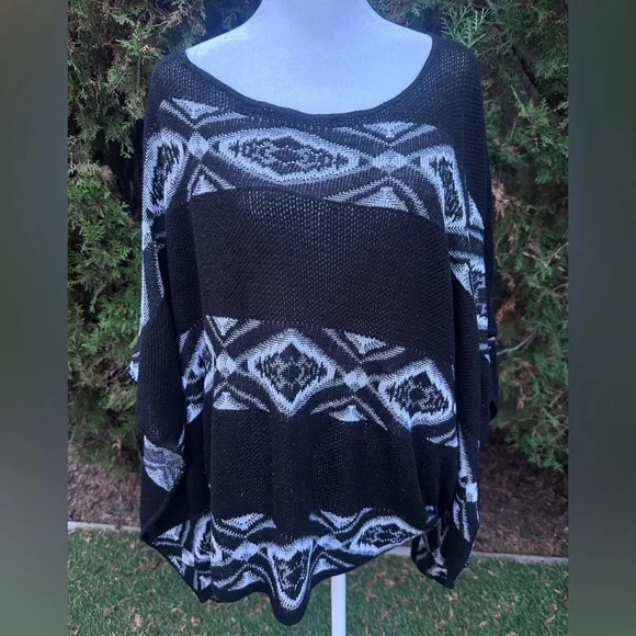 Women’s Sweet Kizz Black and White Aztec Print Poncho size 3X - Picture 1 of 8